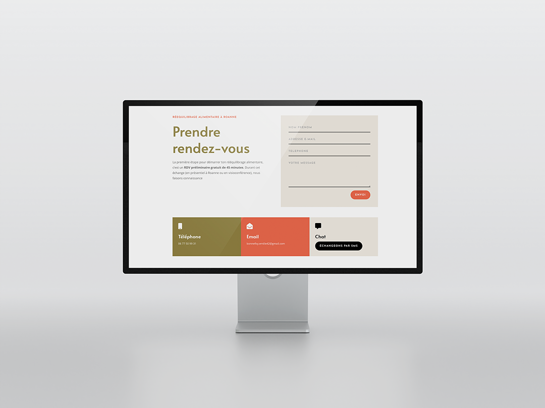 website-realisation-strivio Page web dans un écran d'ordinateur sur un fond gris.